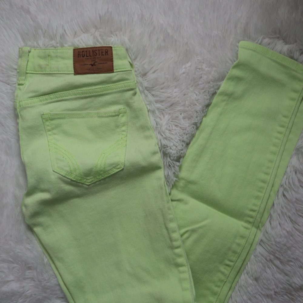 🍂3 items for $25🍂 Hollister Color denim jean.